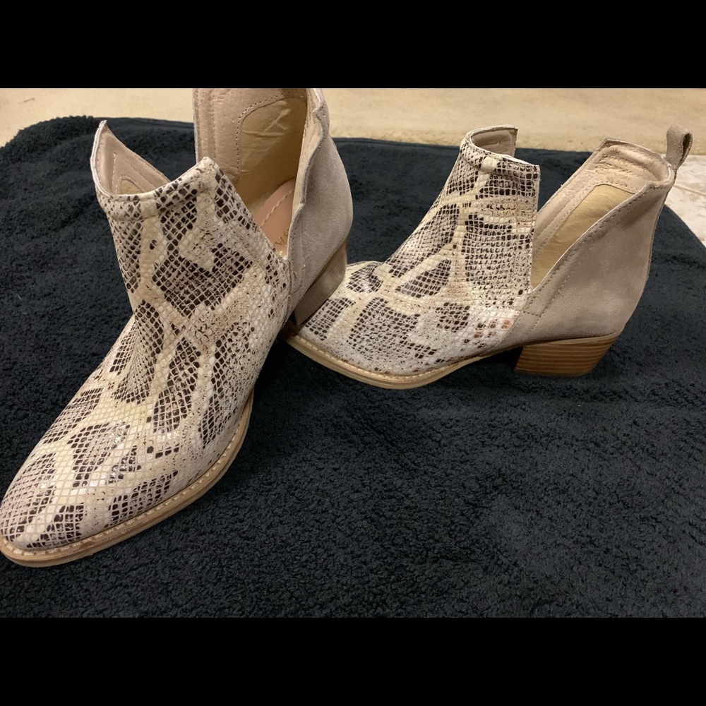 DibaTrue Snakeskin/suede booties